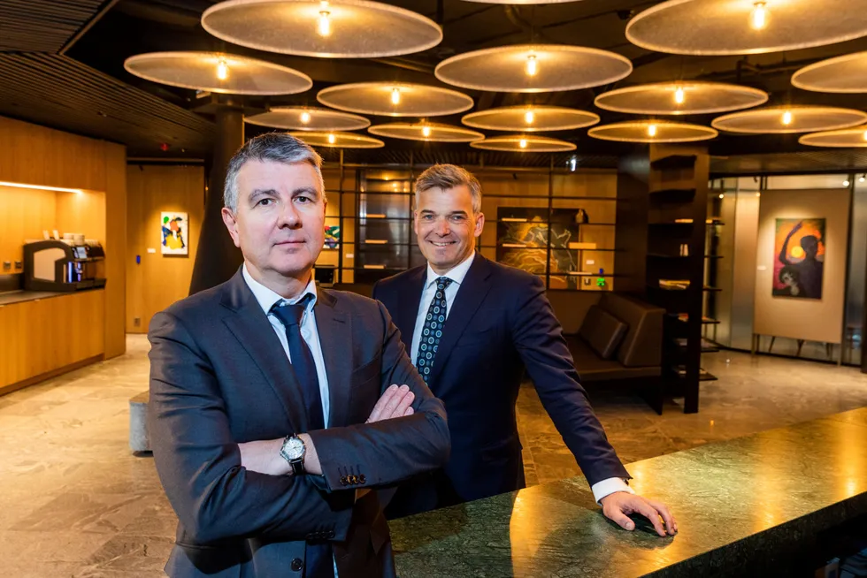 Are Andersen, sjef for investment banking i ABG Sundal Collier, til venstre, og norgessjef Peter Straume er fornøyde med både årsresultatet og de nye lokalene.