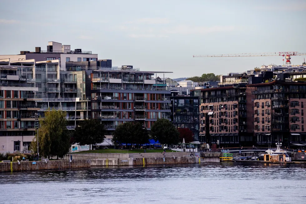 Verdiene på de mest attraktive kontoreiendommene i Oslo på Vika/Aker Brygge har falt med nesten en fjerdedel, skriver Sara Midtgaard.