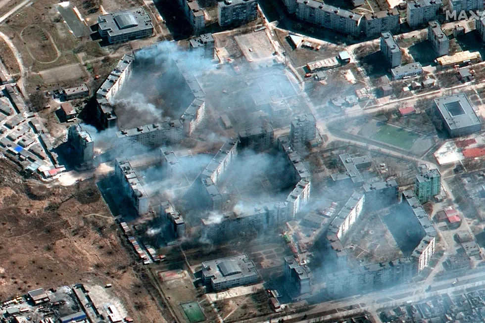 Ferske satellittbilder fra Maxar Technologies viser et brennende boligkompleks i den beleirede havnebyen Mariupol nordøst i Ukraina.