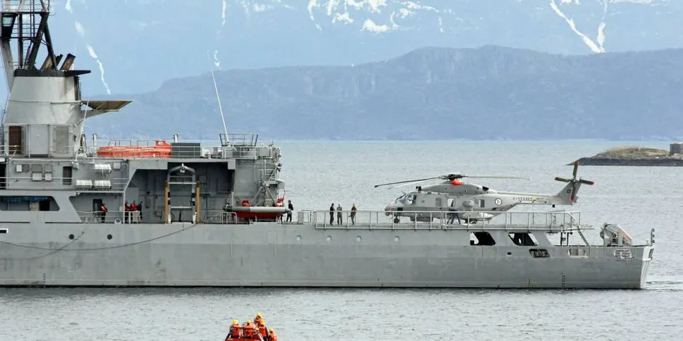 ØVING: NH90 har i flere år vært å se på kystvaktskipenes helikopterdekk. Men det aller meste av flytiden har helt fram til i dag vært brukt på øving og opplæring.Foto: Jon Eirik Olsen