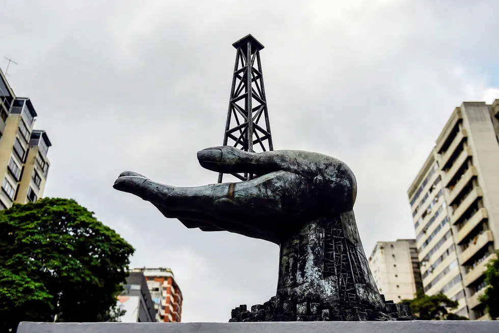 Venezuelas statlige oljeselskap, PDVSA, krever bekreftelse på at partnere som Equinor ikke trekker seg etter innføring av en rekke sanksjoner. Det har Equinor ingen problemer med. Her fra monumentet foran PDVSAs hovedkontor i Caracas, der Equinor har 25 ansatte.