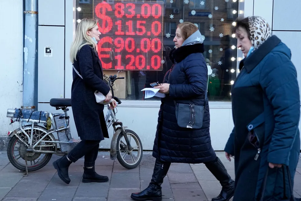 Den russiske rubelen kollapset på mandag og sentralbanken svarte med å mer enn doble styringsrenten til 20 prosent. Moskva-børsen holder fortsatt stengt. Her fra Moskva på mandag.