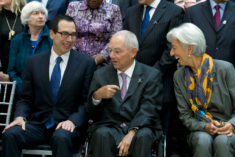 Fra venstre: USAs finansminister Steven Mnuchin, Tysklands finansminister Wolfgang Schäuble og IMF-sjef Christine Lagarde under det årlige møtet mellom Verdensbanken og IMF i Washington lørdag. Foto: Jose Luis Magana / AP / NTB scanpix