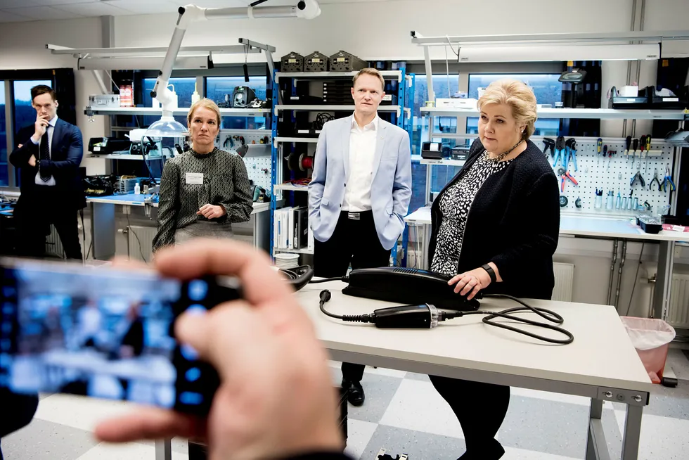 Daværende Zaptec-sjef Brage Johansen tok imot da statsminister Erna Solberg i januar besøkte ladeteknologiselskapet. Stavanger-ordfører Christine Sagen Helgø til venstre. Foto: Tommy Ellingsen