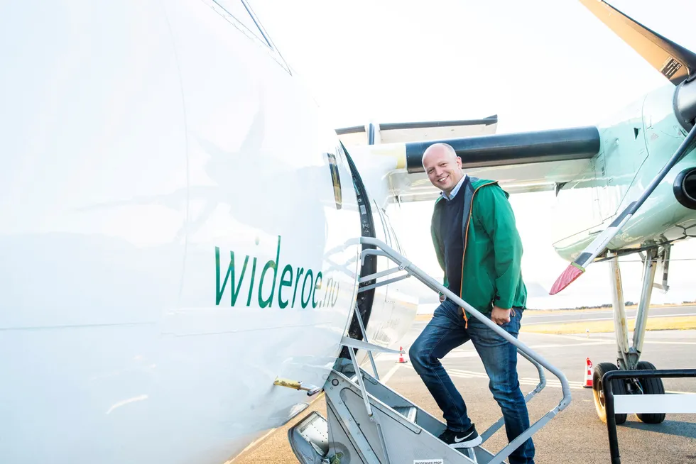 Senterpartiets leder og statsministerkandidat Trygve Slagsvold Vedum er på valgkamp i Nord-Norge. Her på trappen til et av Widerøes Dash 8-fly, som flyr langs hele kysten på oppdrag for staten.