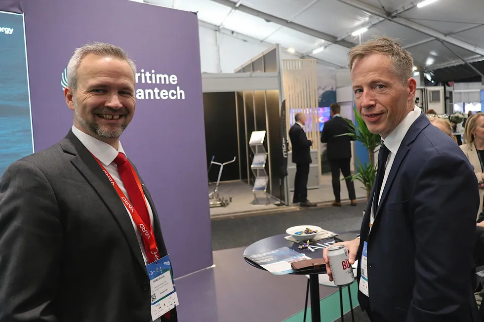 Ronny Pål Kvalsvik, kommersiell direktør i Rem Offshore (t.h.), og Håvard Vollset Lien, direktør for forskning og utvikling i Vard Group.