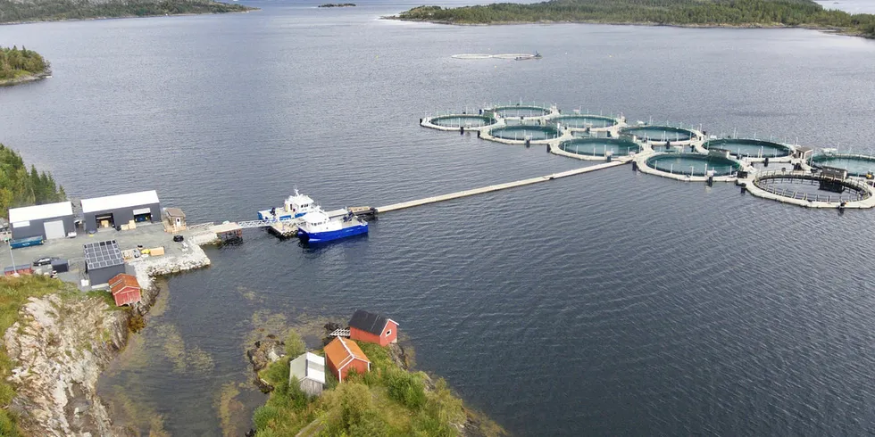 LUKKEDE MERDER: Lokaliteten Sæterosen til Akvafuture i Brønnøy kommune sør i Nordland. Selskapet satser på lukkede flytende merder - både med teknologiutvikling og matfiskoppdrett.