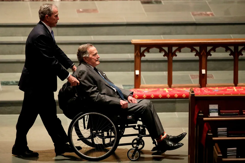 Tidligere president George H.W. Bush (93) er innlagt på sykehus. Her trilles han i rullestol av sin sønn George W. Bush under begravelsen til tidligere førstedame Barbara Bush. Foto: David J. Phillip/AP photo/NTB Scanpix