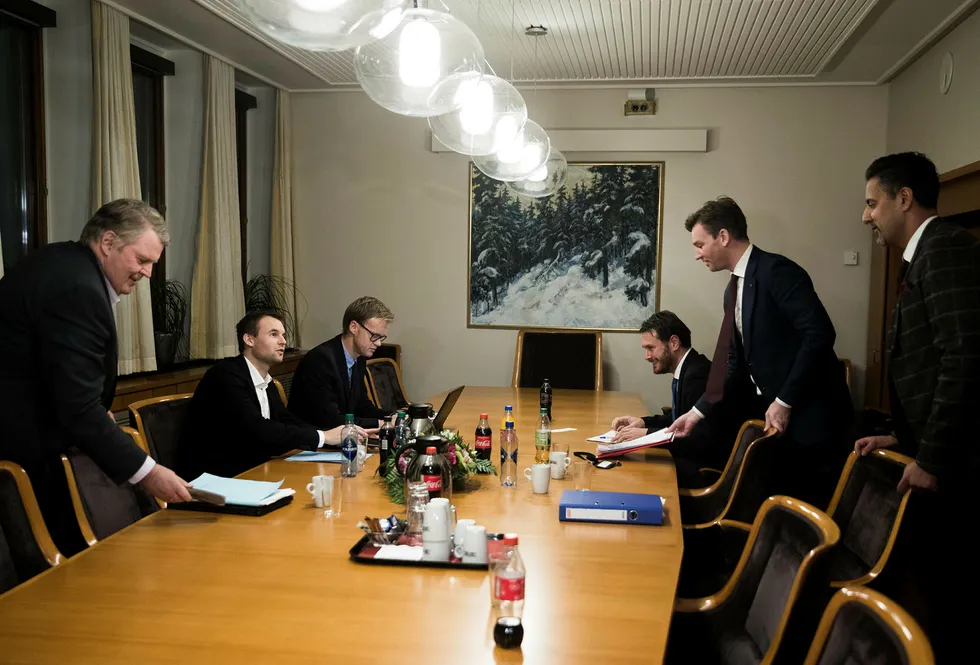 KrF ber stadig bare om mer. Her forhandlerne Hans Fredrik Grøvan (KrF), Kjell Ingolf Ropstad (KrF) og (f.h.), Abid Raja (V), Henrik Asheim