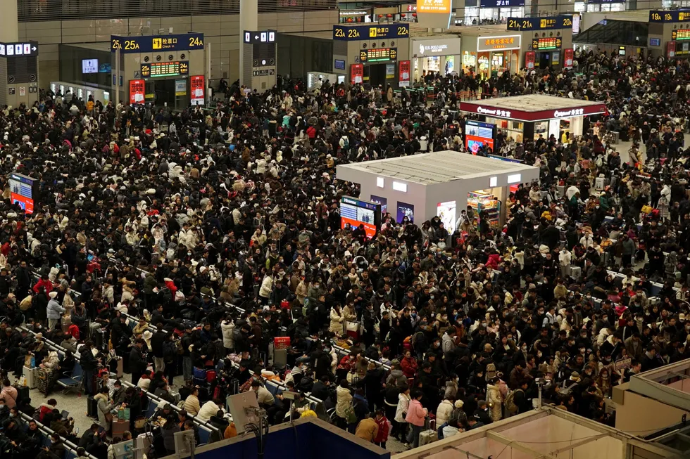 Flere hundre millioner kinesere planlegger reiser i forbindelse med tradisjonelt nyttår og vårfestivalen. Børsene vil holde stengt fra fredag og ut neste uke. Nå er et børsrally underveis – støttet av myndighetene. Her fra hovedjernbanestasjonen Hongqiao i Shanghai.