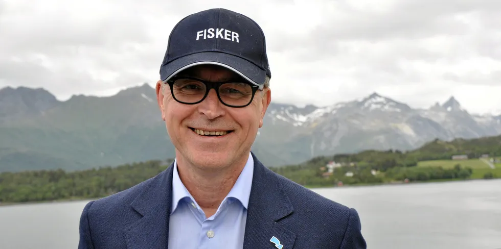 Fiskeri- og sjømatminister Odd Emil Ingebrigtsen (Høyre) med caps fra Norges Fiskarlag.