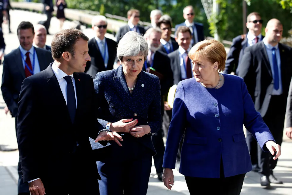 Frankrikes president Emmanuel Macron, Storbritannias statsminister Theresa May og den tyske statsministeren Angela Merkel i diskusjonen etter et EU-møte i Sofia, Bulgaria. Foto: (AP Photo/Darko Vojinovic)