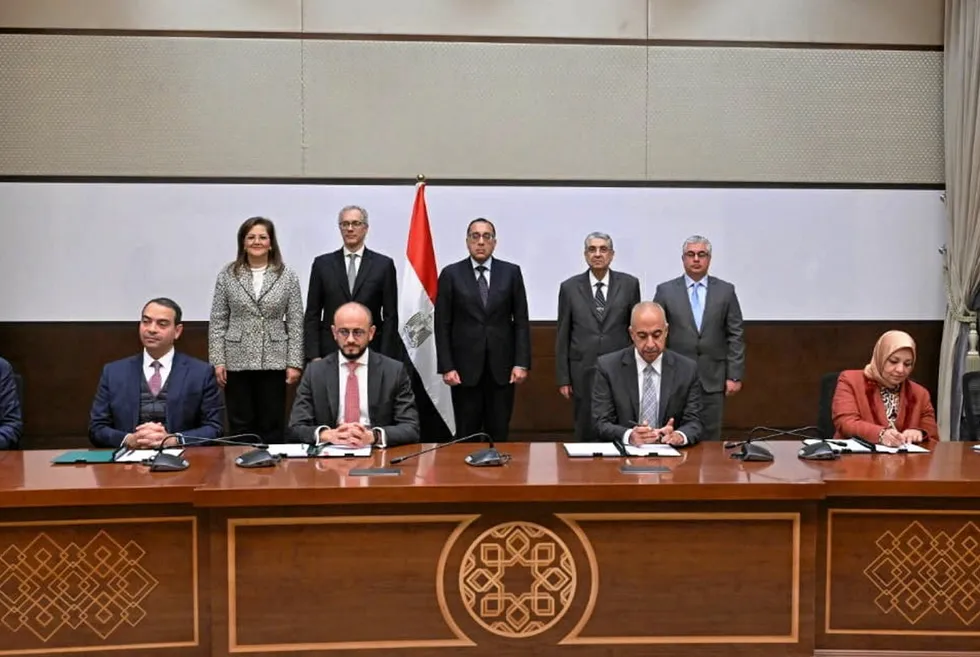 The signing ceremony between ACWA Power, the Sovereign Fund of Egypt (TSFE), the Suez Canal Economic Zone (SCZone), the Egyptian Electricity Transmission Company (EETC), and the New and Renewable Energy Authority (NREA).