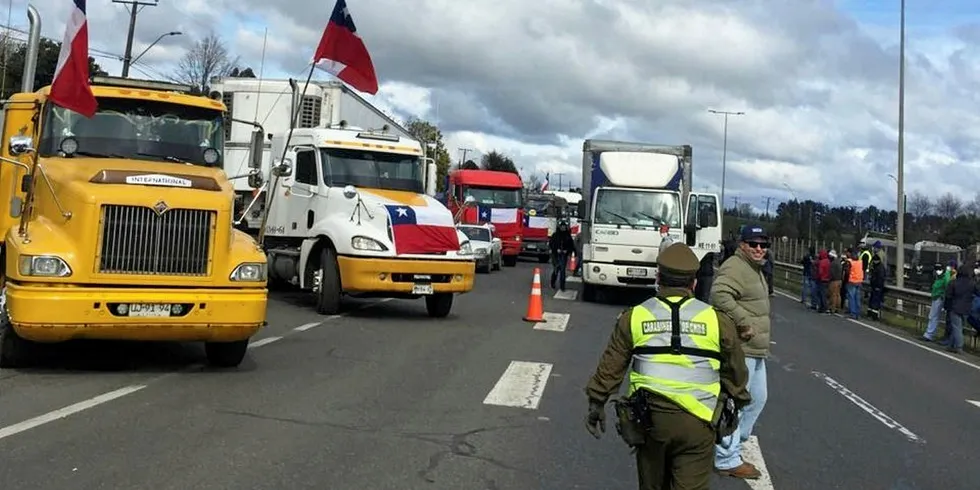 Streiken som de chilenske transportarbeiderne startet i forrige uke fortsetter denne uken, noe som kan gi utfordringer for laksenæringen i landet som ikke får produktene sine ut i markedet.