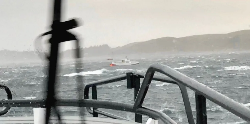 – De to antatt største hendelsene er på Hitra og Frøya, sier Fiskeridirektoratet etter ekstremværet «Ingunn». Bildet viser Frøyfjorden mellom Hitra og Frøya ved en tidligere anledning.