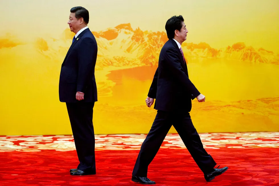 Det har vært isfront mellom Kina og Japan de siste seks årene. Statsminister Shinzo Abe (til høyre) er invitert til Kina denne uken. Begge land er innstilt på å bedre forholdet og fronte nye handelsavtaler for Asia-regionen. USA skyves ut i kulden. Her med Kinas president Xi Jinping.
