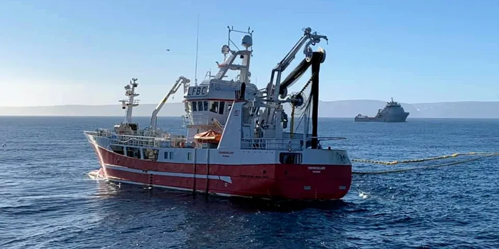 Her er «Trondskjær» fotografert på seinotfiske utenfor Honningsvåg. Kystvakten, i bakgrunnen, holder et øye med hva som skjer.