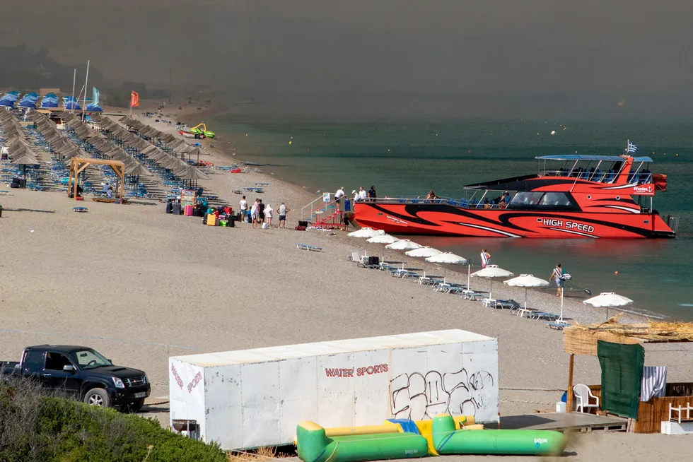 Turister evakueres fra en strand på Rhodos i helgen. Estimatene på hvor mange som er evakuert så langt, veksler mellom 19.000 og 30.000.
