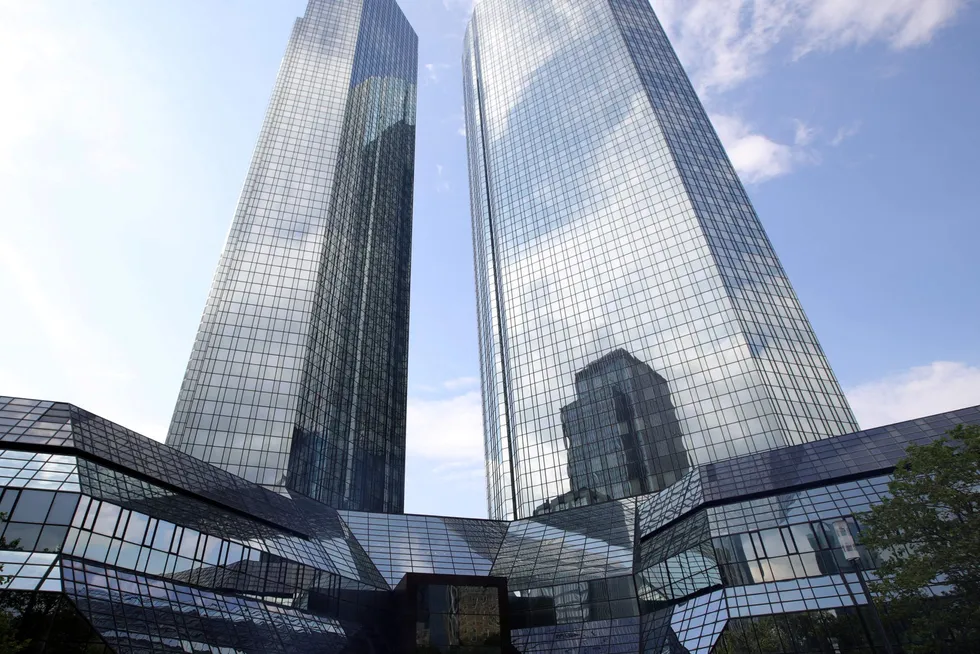 Deutsche Bank ble ilagt en bot på 2,5 milliarder dollar for rollen de spilte i å manipulere libor-renten. Nå har en tidligere ansatt blitt belønnet med en historisk stor utbetaling i USA. Her fra hovedkontoret i Frankfurt.