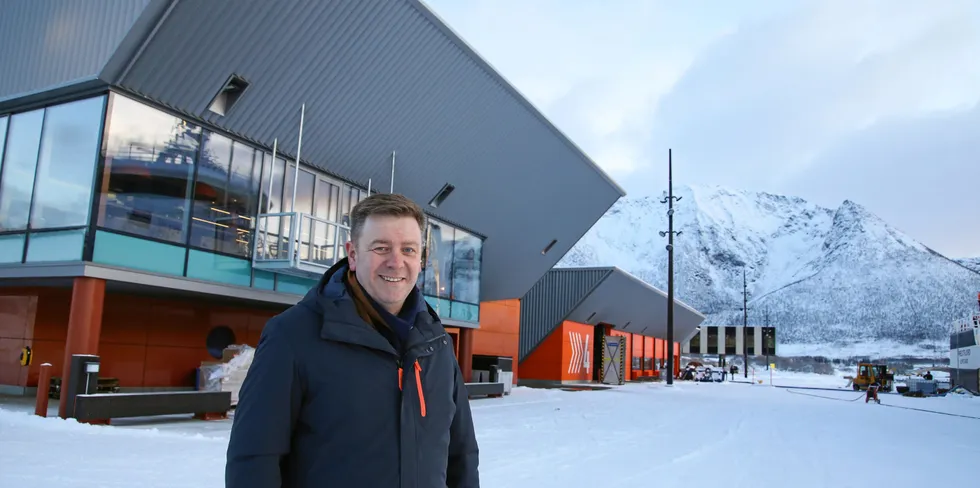 Direktør i Holmøy-konsernet, Knut Roald Holmøy, er svært fornøyd med at Eidsfjord Sjøfarm nå har kommet ett skritt videre i kampen om de lukrative utviklingstillatelsene. Her foran konsernets «hovedkvarter» på Holmen utenfor Sortland.