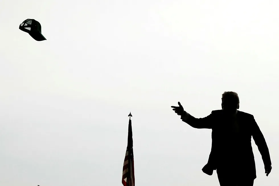 President Donald Trump kaster ut capsen til publikum i det han kommer til marinekårsbasen Miramar i San Diego i mars i år. Foto: Kevin Lamarque/Reuters/NTB Scanpix