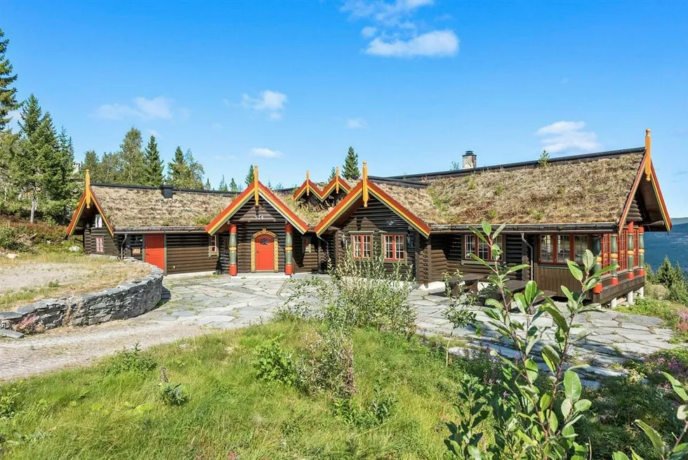 Laftet tømmer og torv på taket. Bjørn Dæhlie selger hytta i Trysil med ti soverom, boblebad, seks bad.
