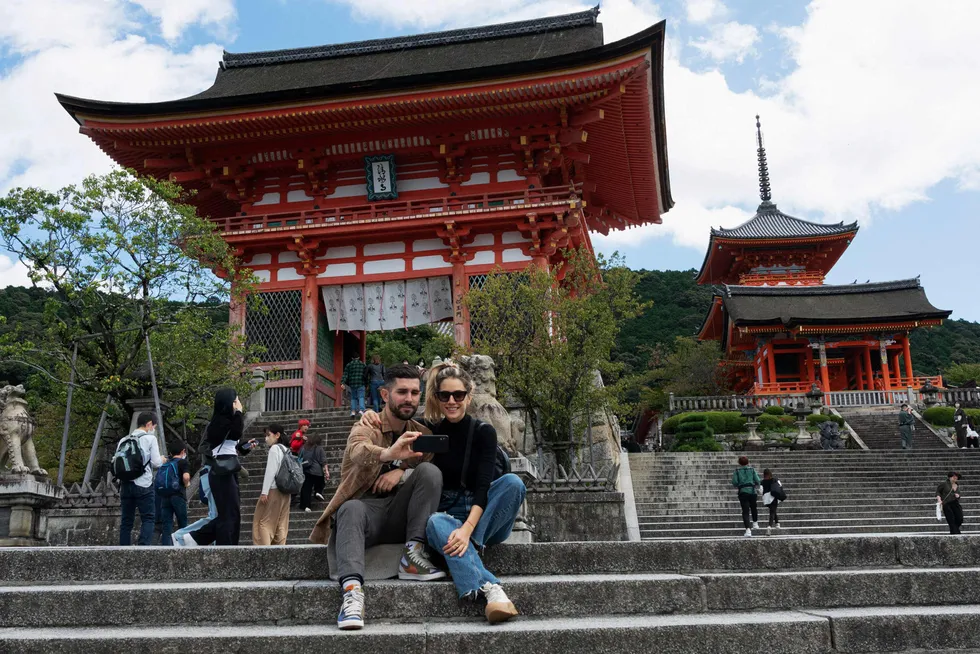 – Et ekstremt kult land, konkluderer Dane Cekov om Japan som reisemål. Kiyomizu-dera-tempelet i Kyoto blir flittig besøkt av turister fra hele verden.