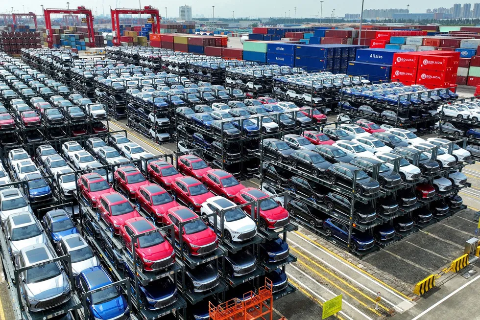 Den kinesiske bilprodusenten BYD har økt produksjonen og salget av elbiler kraftig i 2023. Veksten ventes å fortsette med nye fabrikker i Asia, Europa og Nord-Amerika. her fra Taicang-havnen i Jiangsu-provinsen.
