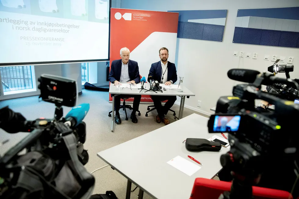 Konkurransedirektør Lars Sørgard (til venstre) og Sigurd Birkeland, leder for Prosjekt Dagligvare, avholdt pressekonferanse onsdag, etter tirsdagens razziaer mot flere dagligvareaktører.