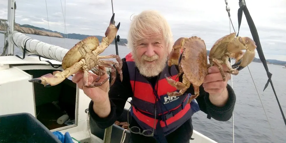 Odd Rømteland i Krabbegiljotin AS har gjort lidenskapen for krabbe om til levebrødet for konen Sissel. Foto: Privat