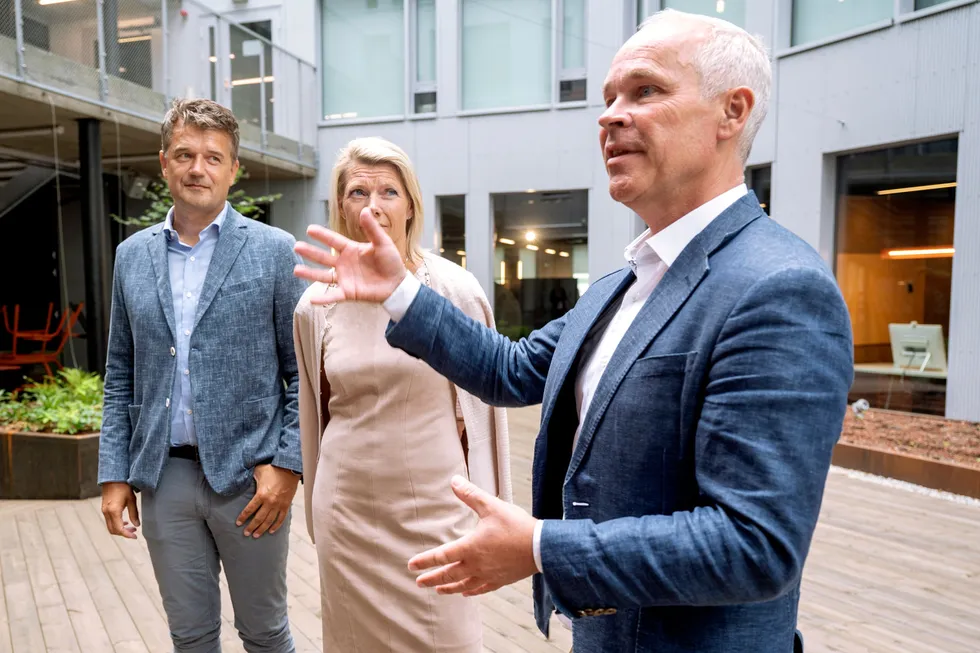 Vipps-sjef Rune Garborg og styreleder Kjerstin Braathen kan invitere finansminister Jan Tore Sanner (til høyre) på besøk for å feire nye rekorder. Men ny finansiell teknologi utfordrer både banker og myndigheter.