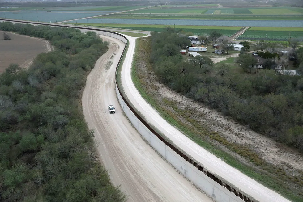 En grensepatrulje kjører langs grensen mellom USA og Mexico i nærheten av McAllen i Texas. Foto: John Moore/Getty/AFP/NTB Scanpix
