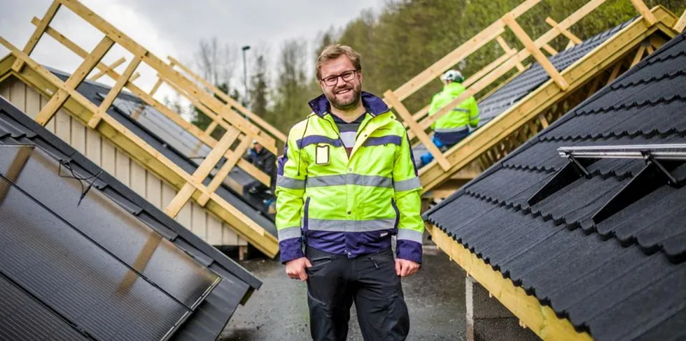 Carl Christian Strømberg i Solcellespesialisten mener at timebasert strømstøtte dreper investeringslysten hos boligeiere som vil ha solceller på taket.