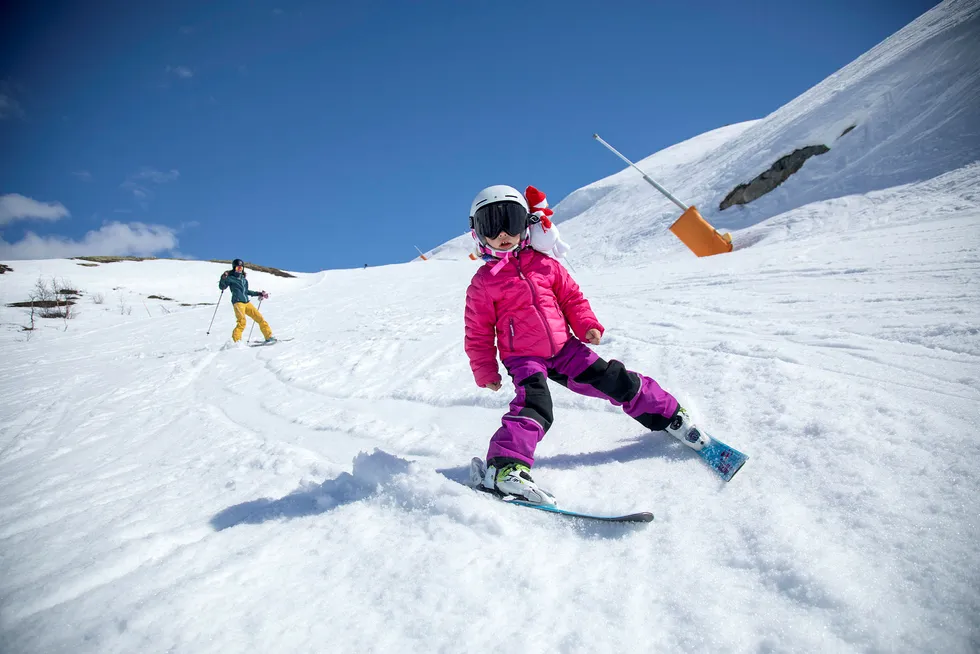 Amanda Olava Nordahl Kleiven (4) koser seg på ski i Hemsedal skisenter. I bakgrunnen prøver mamma Kine Marte Nordahl Kleiven å holde følge.