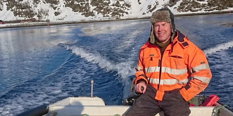 Fisker Peder Jenssen fra Bekkarfjord i Lebesby kommune i Finnmark synes ikke noe om at det kommer fiskere sørfra for å fiske kongekrabbe i det kvoteregulerte området i øst.