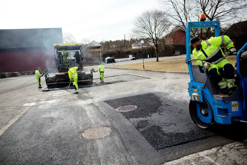 NCC vinner store asfaltkontrakter. Her legger selskapet asfalt ved Kongsgården i Oslo. Foto: Øyvind Elvsborg