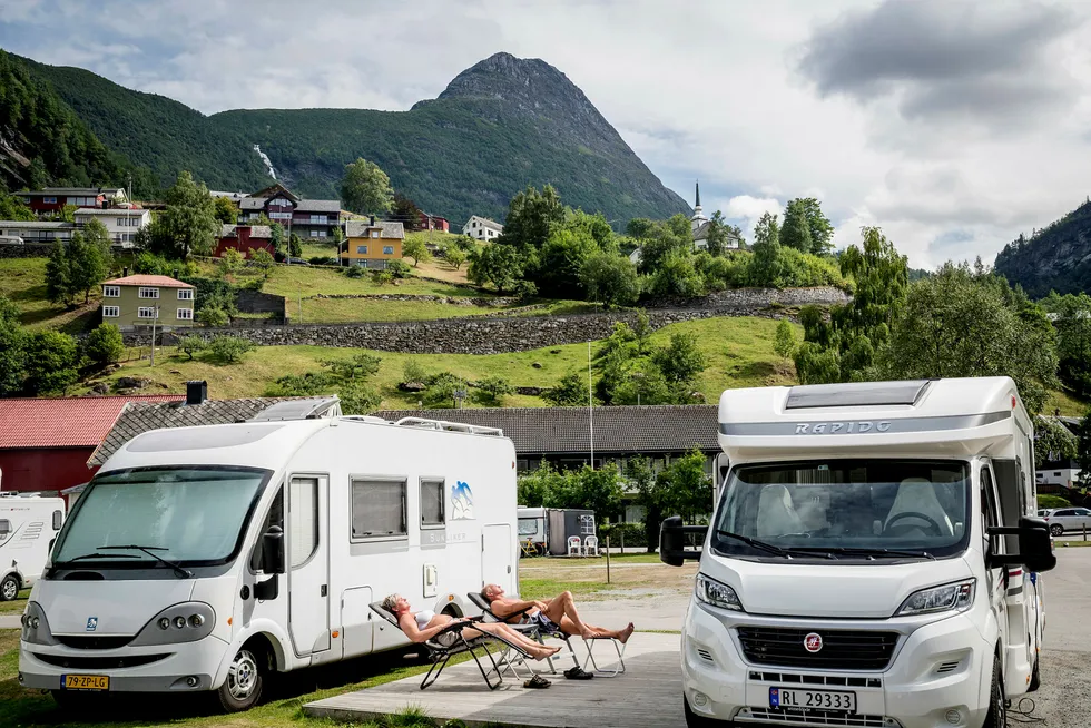 Tyske turister ferierer normalt i Norge i 15 dager i strekk og kjører ofte egen bil eller bobil. Her bilde av bobilturister i Geiranger.