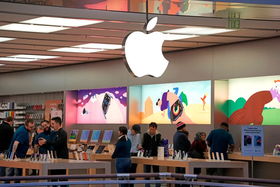 Kunder handler i en Apple-butikk i Pittsburgh i januar i år.