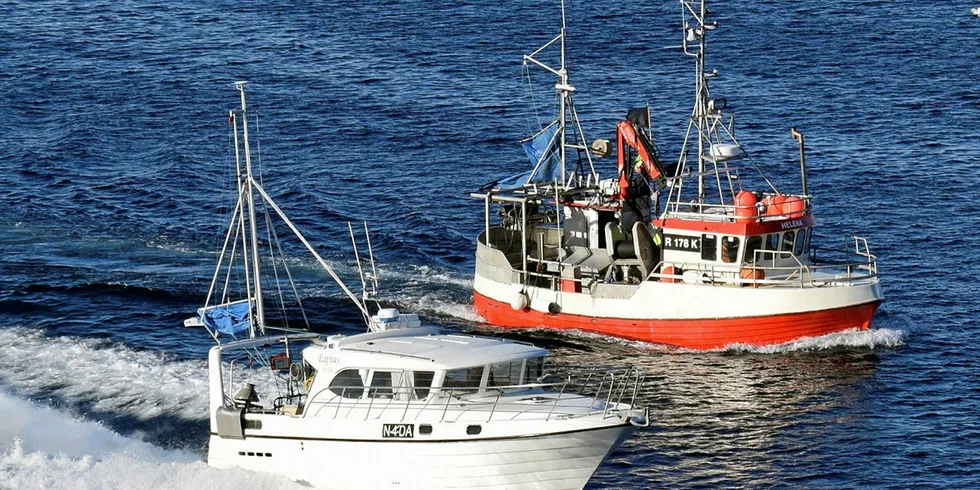 ÅPEN OG LUKKET: Sjarkene «Raptus» fra Dønna og «Helena» fra Veavågen fotografert i Lofoten. Førstnevnte (nærmest) fisker i åpen gruppe, mens «Helena» har avsluttet et vellykket vinterfiske i nord.