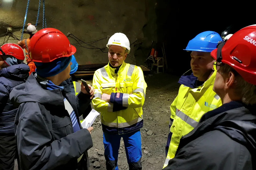 Administrerende direktør Alf Vee Midtun i Rauma Energi (i midten) har fått respons på langtidskontrakten. Her ved en befaring i forbindelse med byggingen av Nye Verma kraftverk som er kostnadsberegnet til 400 millioner kroner.