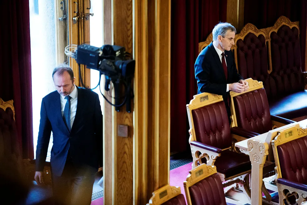 Trond Giske (til venstre) skriver i et Facebook-innlegg at han har informert partileder Jonas Gahr Støre om at han trekker seg som nestleder i Arbeiderpartiet. Foto: Per Ståle Bugjerde