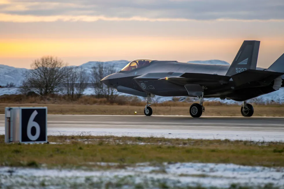 Lockheed Martin, produsenten av Norges nye kampfly F-35, er ekskludert fra Oljefondet på grunn av selskapets rolle i produksjon av kjernevåpen. Her lander et F-35 på Ørlandet flystasjon.
