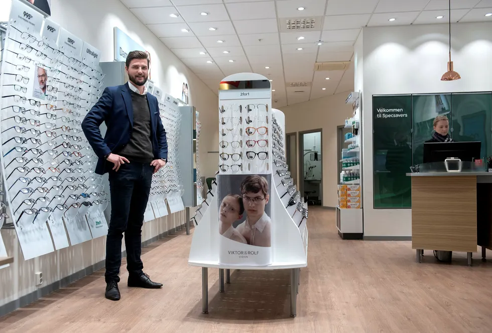 Specsavers tjener gode penger. Her er Specsavers-sjef Henning Jørgen Eriksen og butikksjef Emilie Pettersen fotografert på Tveitasenteret i Oslo.