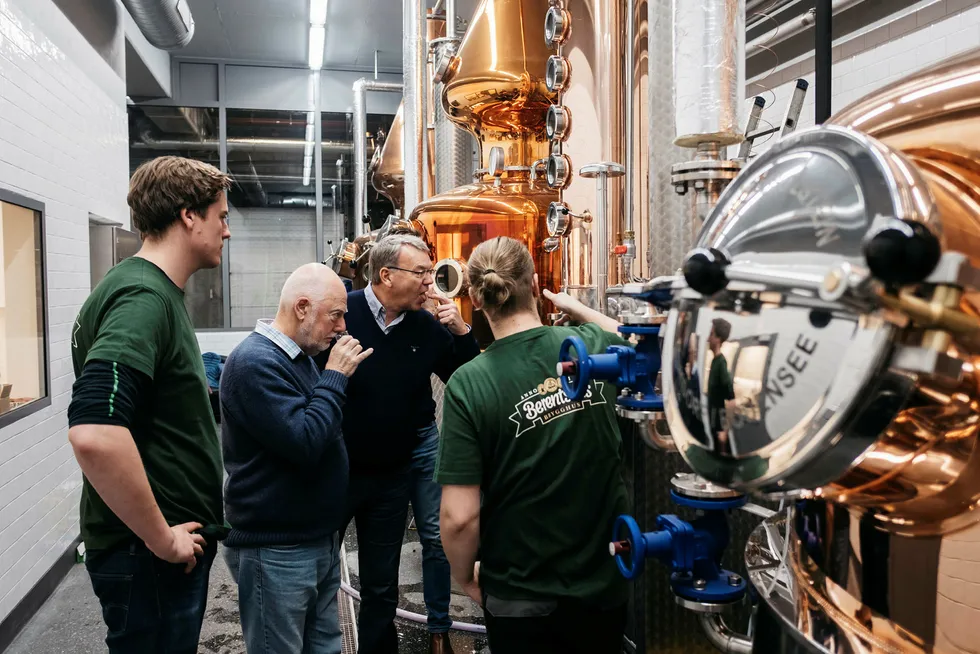 Berentsens Bryggeri i Egersund satser opp mot 30 millioner kroner på produksjon av whisky. Fra v. Ben Murphy, Frank McHardy, Harald Berentsen og Fred Berentsen. Det smakes og luktes på spriten som kommer ut av det nye destilleriet.