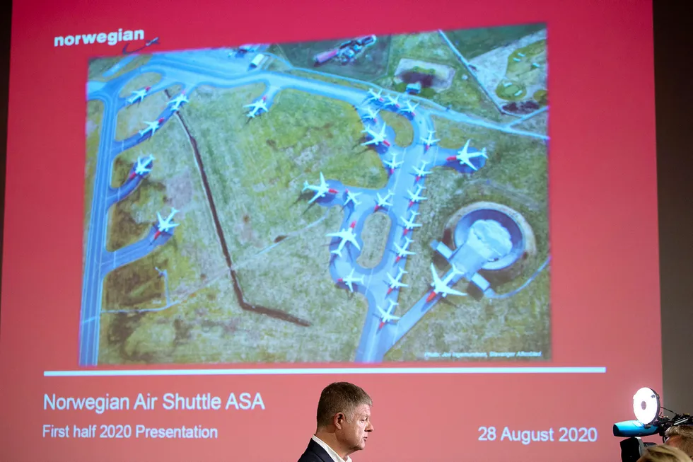 Norwegian-sjef Jacob Schram ble akkompagnert av mange parkerte fly på Stavanger lufthavn Sola på skjermen da han la frem et nytt milliardunderskudd fredag morgen. Det er usikkert om Norwegian klarer å selge de største flyene – Boeing 787 Dreamliner.