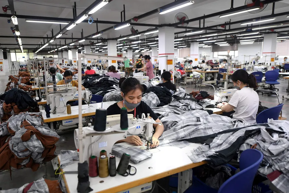 Nedstengningene i vietnamesiske storbyer de siste ukene har rammet landets økonomi – og de globale forsyningskjedene. Dette merkes for storselskaper som Apple, Adidas og Nike – og kunder over hele verden.