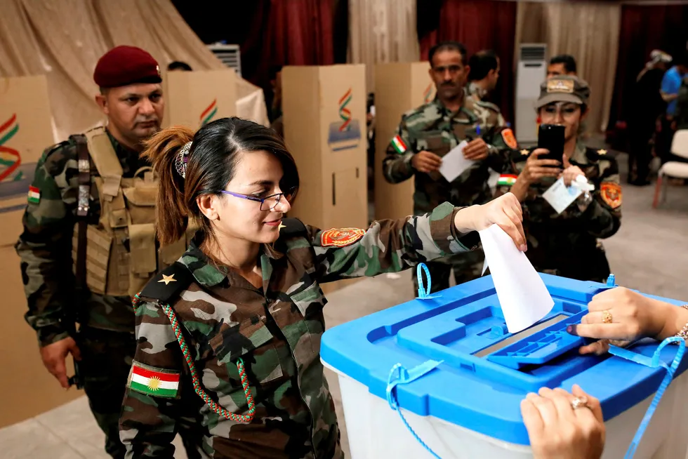 Forrige helg stemte innbyggerne i de kurdiske områdene i Irak om selvstyre. Tyrkia og Iran protesterte høylytt. Den irakiske statsminister Haider al-Abadi truet med å sende hæren for å stanse folkeavstemningen. Her stemmer et Peshmerga-medlem ved en stemmestasjon i landsbyen Erbil i Irak. Foto: Anadolu Agency/Getty Images