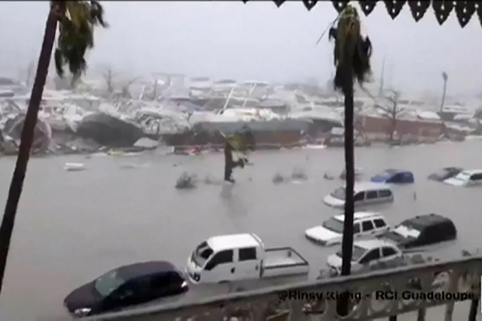 Irma forsårsaker enorme skader på sin vei. Bildet er fra Guadeloupe på øya Saint-Martin, og er et stiollbilde fra en video som ble publisert i natt. Foto: Rinsy Xieng/AFP photo/NTB scanpix