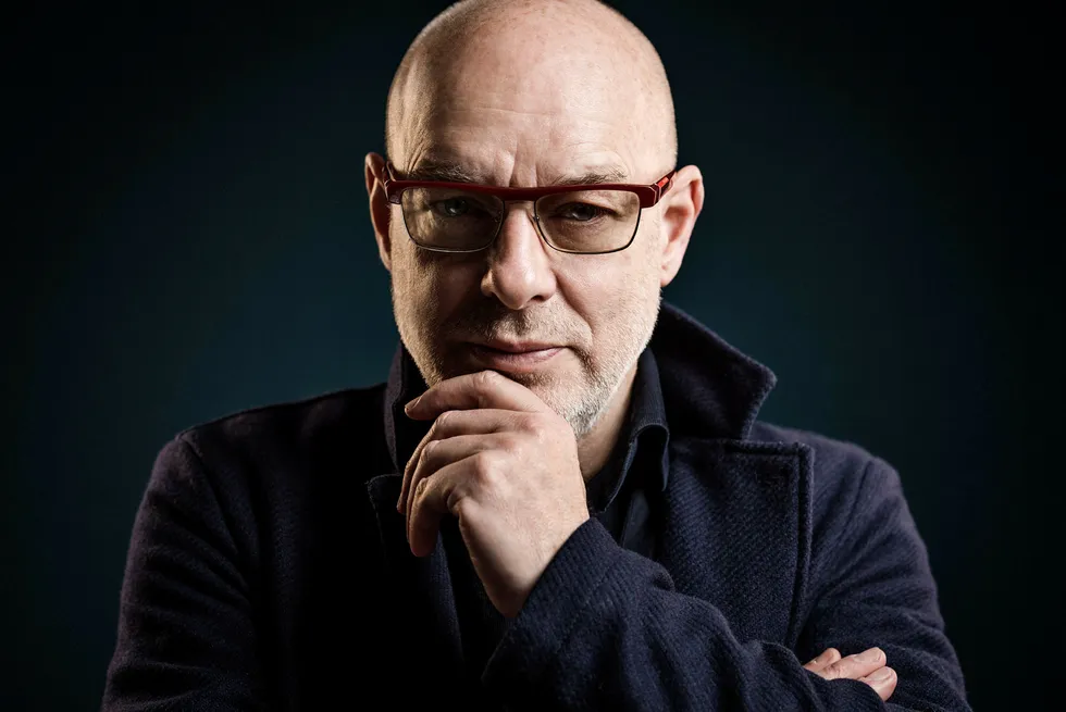 Nyskaper. Legendariske Brian Eno er opphavsmannen til ambient-sjangeren. Han har laget et nytt stemningsrom til nyttårsdagen. Foto: Warp Records