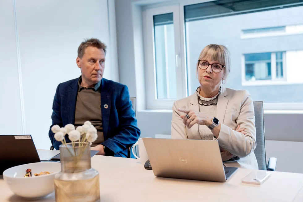 Administrerende direktør Anette Aanesland og direktør for kontakt og marked Bjørn Børseth mener de er tvunget til å sette anbudskonkurranser for nye veiprosjekter på pause.